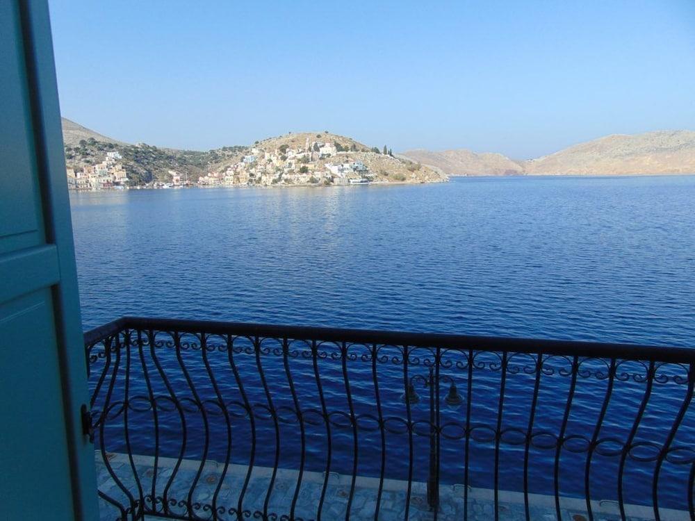 Danezis Sea Stars Villas Sými Esterno foto